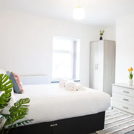 Stylish Home, Hosted By Esongrace Stays, Stoke-On-Trent - Perfect For Families - Contractors - Holiday Makers - Emergency Housing - Professionals, Relocators Exterior photo