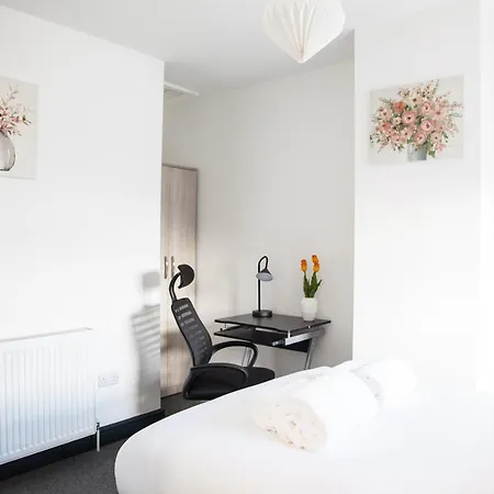 Stylish Home, Hosted By Esongrace Stays, Stoke-On-Trent - Perfect For Families - Contractors - Holiday Makers - Emergency Housing - Professionals, Relocators Exterior photo