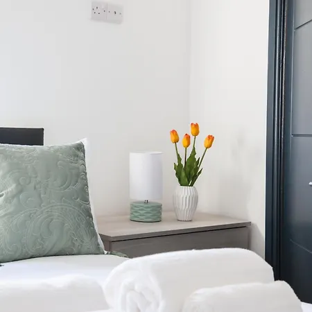 Stylish Home, Hosted By Esongrace Stays, Stoke-On-Trent - Perfect For Families - Contractors - Holiday Makers - Emergency Housing - Professionals, Relocators Exterior photo
