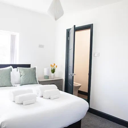 Stylish Home, Hosted By Esongrace Stays, Stoke-On-Trent - Perfect For Families - Contractors - Holiday Makers - Emergency Housing - Professionals, Relocators Exterior photo