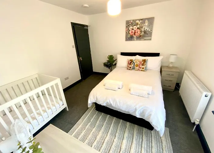 Stylish Home, Hosted By Esongrace Stays, Stoke-On-Trent - Perfect For Families - Contractors - Holiday Makers - Emergency Housing - Professionals, Relocators