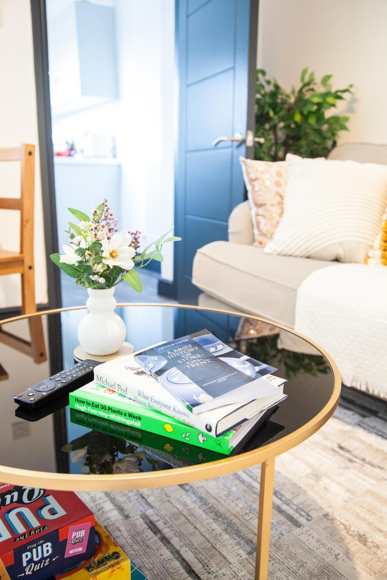 Stylish Home, Hosted By Esongrace Stays, - Perfect For Families - Contractors - Makers - Emergency Housing - Professionals, Relocators Holiday home Stoke-on-Trent